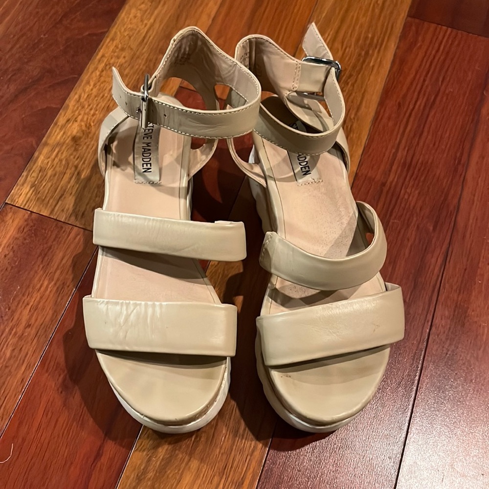 Steve Madden, size 7, tan platform sandals with cork platform, comfy & cute